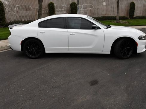 Used 2017 Dodge Charger SE w/ Blacktop Package image 3