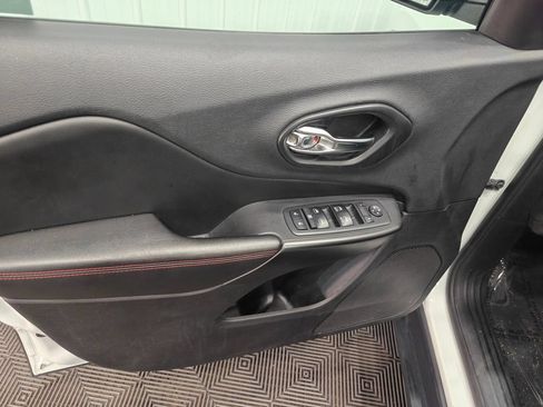 Used 2019 Jeep Cherokee Trailhawk AWD/4WD image 43