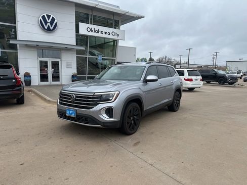 Used 2024 Volkswagen Atlas SE w/ Black Wheel Package image 1