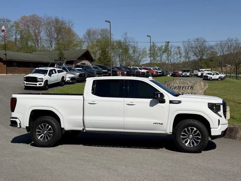 Used 2022 GMC Sierra 1500 AT4 w/ AT4 Premium Package AWD/4WD image 4