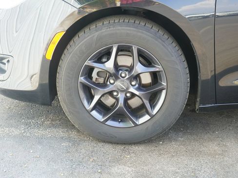Used 2019 Chrysler Pacifica Touring-L w/ S Appearance Package FWD image 6