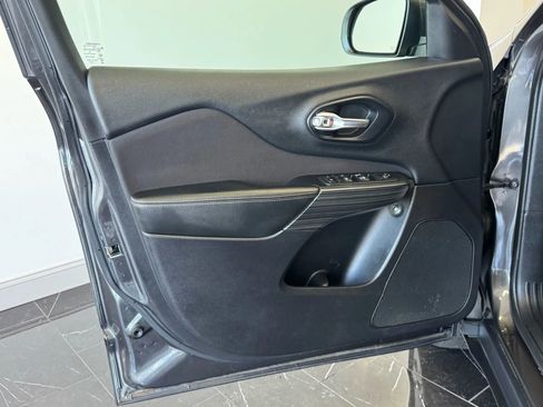 Used 2016 Jeep Cherokee Latitude w/ Cold Weather Group image 7