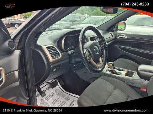 Used 2017 Jeep Grand Cherokee Laredo w/ Quick Order Package 23E AWD/4WD image 10