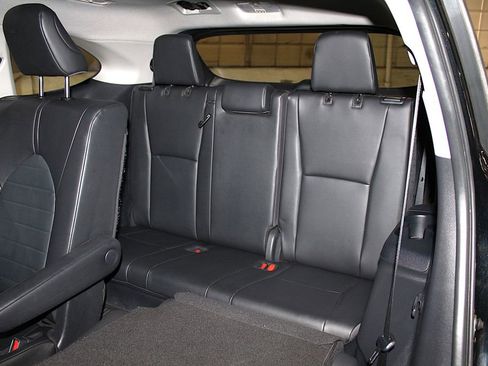 Used 2024 Toyota Highlander XLE AWD/4WD image 32