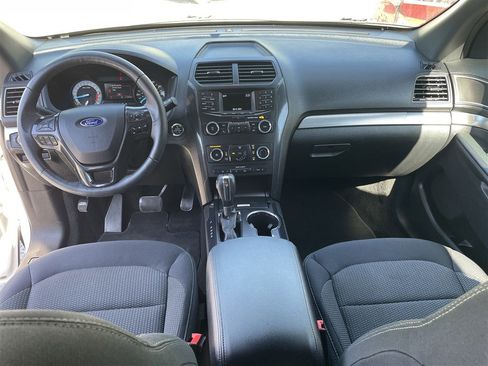 Used 2018 Ford Explorer XLT image 11