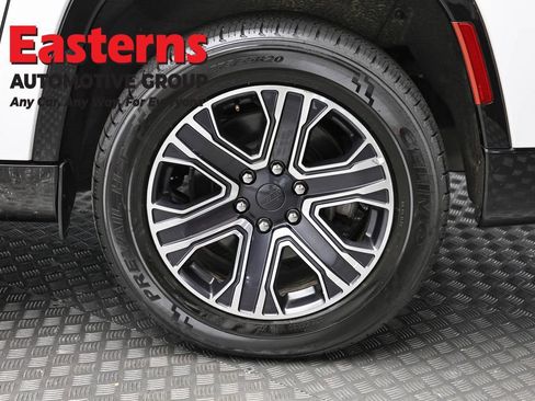 Used 2024 Jeep Wagoneer L Series II w/ Flexible Seating Group RWD image 8