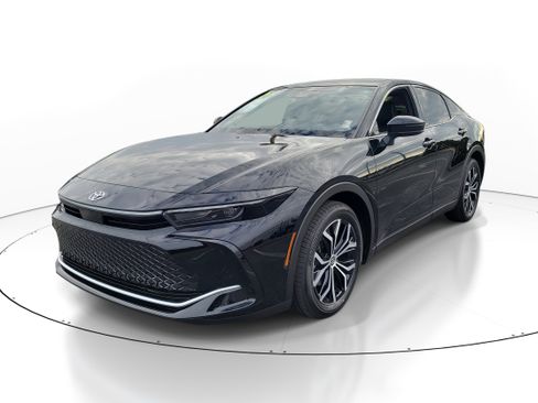 Used 2025 Toyota Crown XLE image 3