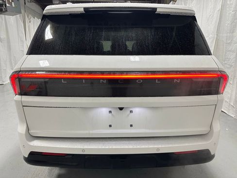 Used 2025 Lincoln Navigator Reserve image 6