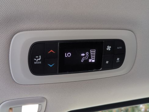 Used 2023 Chrysler Pacifica Limited FWD image 44