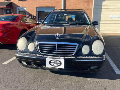 Used 2000 Mercedes-Benz E 320 4MATIC Wagon image 3