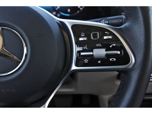 Used 2022 Mercedes-Benz GLB 250 w/ Premium Package Lite image 19