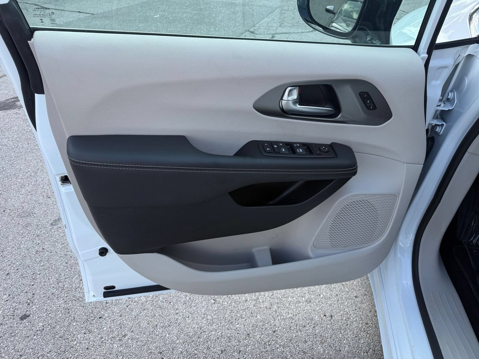 Used 2024 Chrysler Pacifica Touring-L FWD image 18