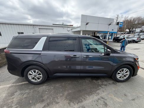 Used 2022 Kia Carnival LX image 6