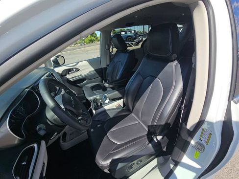Used 2023 Chrysler Pacifica Touring-L FWD image 9
