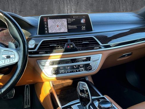 Used 2022 BMW 750i xDrive w/ Luxury Rear Seating Package image 9