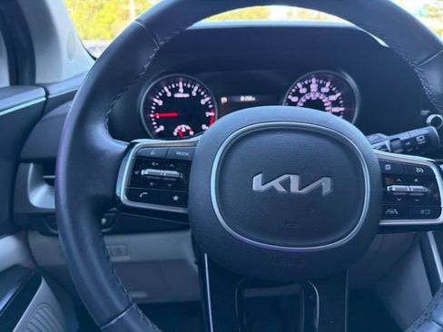 Used 2024 Kia Carnival LX FWD image 11
