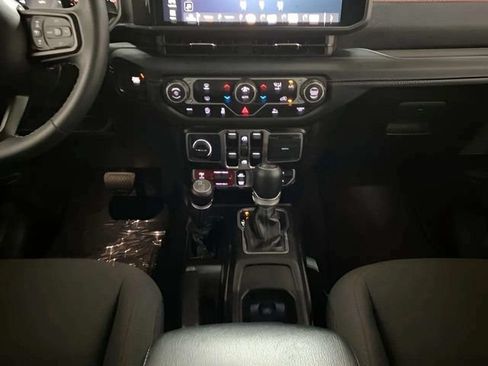 Used 2025 Jeep Wrangler Unlimited Rubicon AWD/4WD image 13