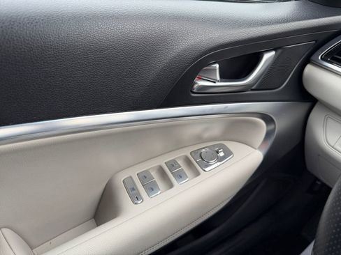 Used 2025 Genesis G70 2.5T image 17