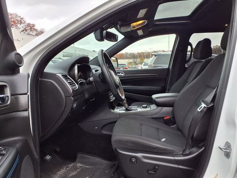 Used 2018 Jeep Grand Cherokee Laredo image 10