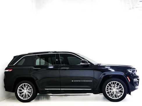 Used 2024 Jeep Grand Cherokee Summit w/ Luxury Tech Group V AWD/4WD image 5