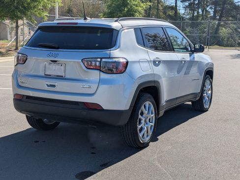 Used 2025 Jeep Compass Latitude AWD/4WD image 4