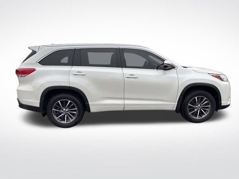 Used 2018 Toyota Highlander SE image 6