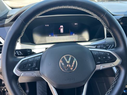 Used 2025 Volkswagen Taos SE w/ Panoramic Sunroof Package FWD image 9