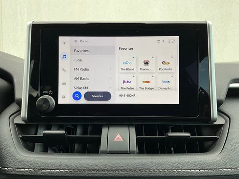 Used 2025 Toyota RAV4 XLE image 31