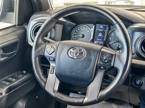 Used 2017 Toyota Tacoma TRD Off-Road RWD image 15