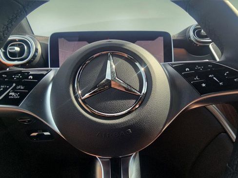 Used 2025 Mercedes-Benz GLC 300 4MATIC image 12