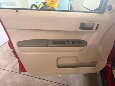 Used 2010 Ford Escape XLS FWD image 9