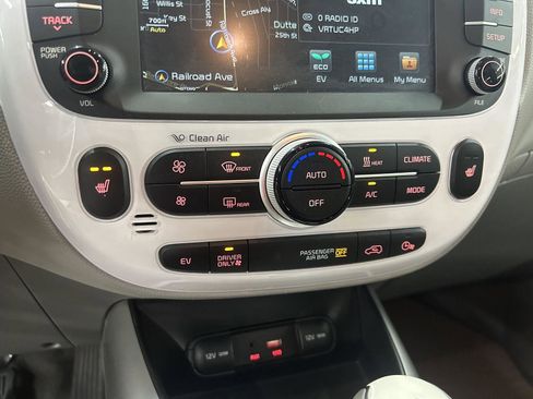 Used 2017 Kia Soul EV image 17