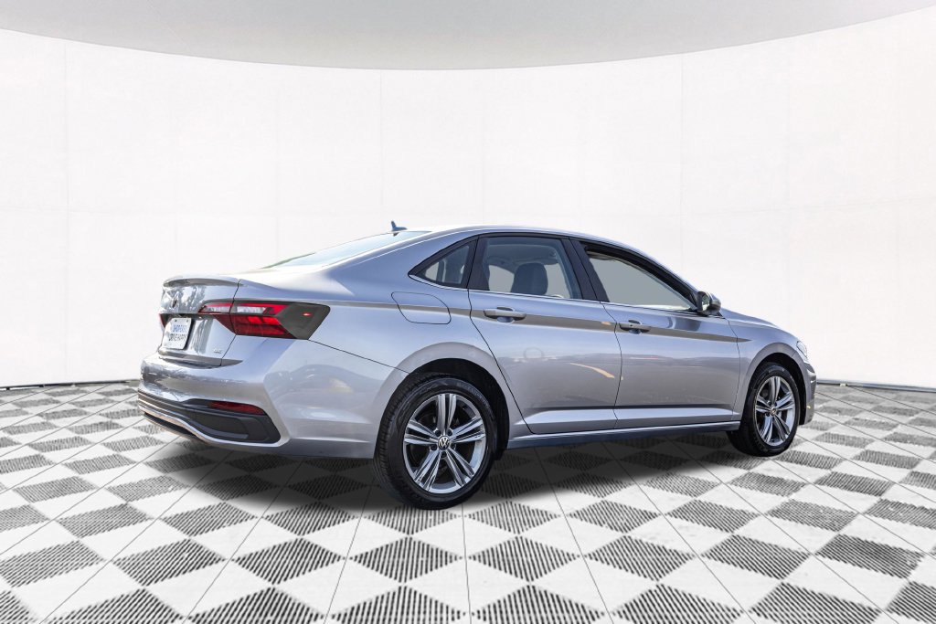 Certified 2024 Volkswagen Jetta SE FWD image 9