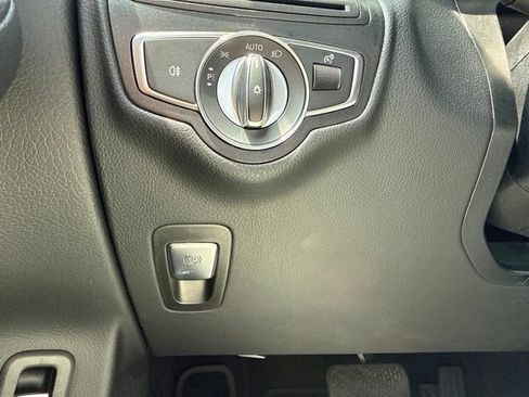 Used 2018 Mercedes-Benz GLC 300 4MATIC image 20