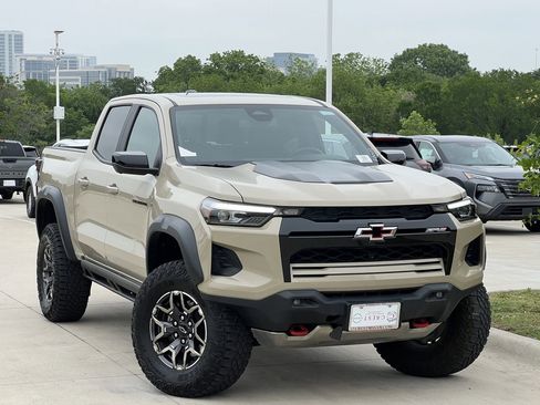 Used 2024 Chevrolet Colorado ZR2 w/ Technology Package AWD/4WD image 2