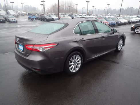 Used 2018 Toyota Camry LE FWD image 5