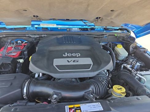 Used 2015 Jeep Wrangler Unlimited Sahara image 28