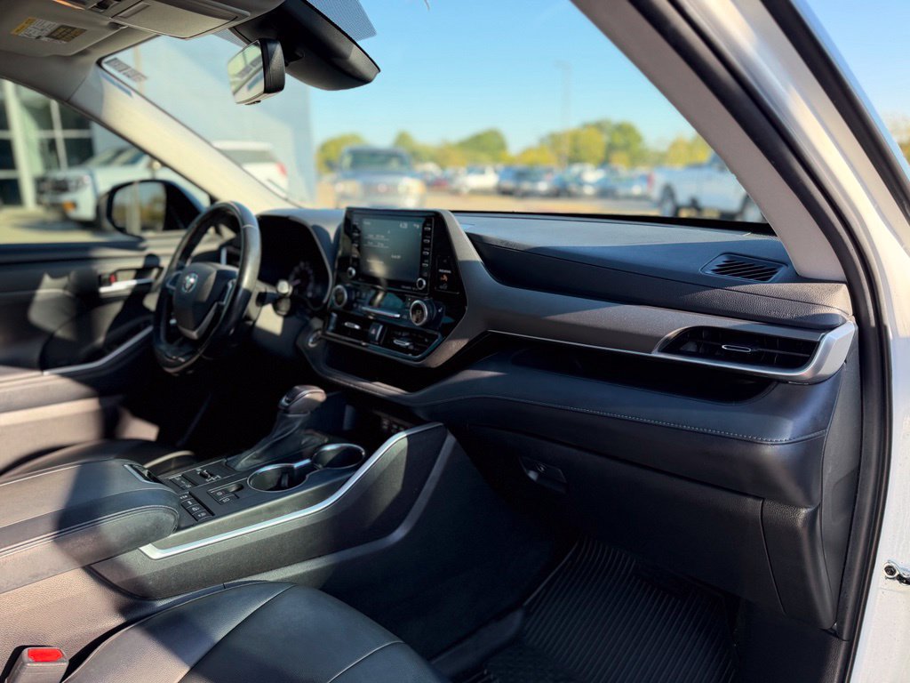 Used 2022 Toyota Highlander XLE AWD/4WD image 9