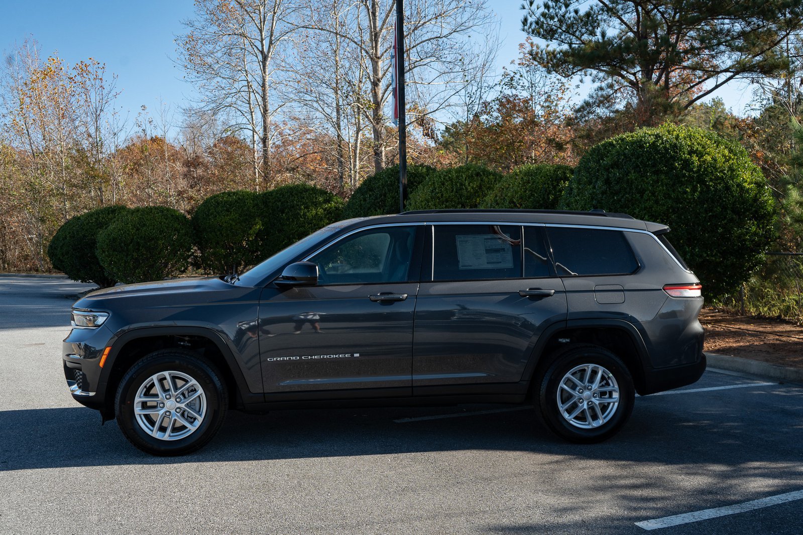 Used 2025 Jeep Grand Cherokee L Laredo RWD image 5