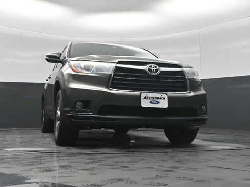 Used 2016 Toyota Highlander Plus FWD image 19