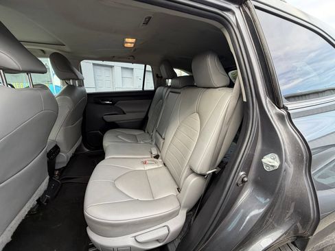 Used 2022 Toyota Highlander XLE AWD/4WD image 10