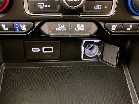 Used 2021 Chevrolet Tahoe Premier w/ Premium Package image 32