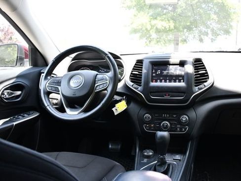 Used 2019 Jeep Cherokee Latitude w/ Cold Weather Group AWD/4WD image 17
