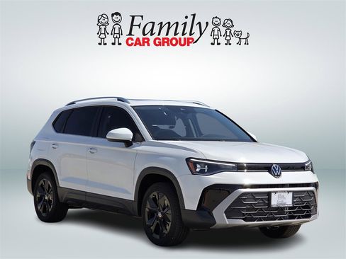 New 2025 Volkswagen Taos SE image 2