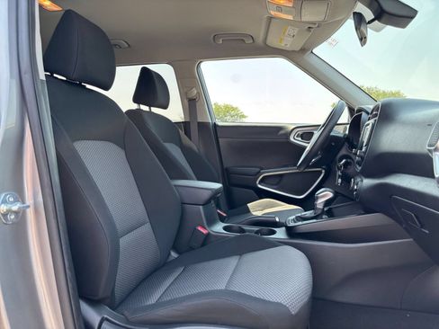 Used 2025 Kia Soul LX w/ LX Technology Package FWD image 34