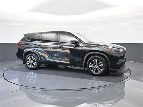 Used 2022 Toyota Highlander XLE image 17