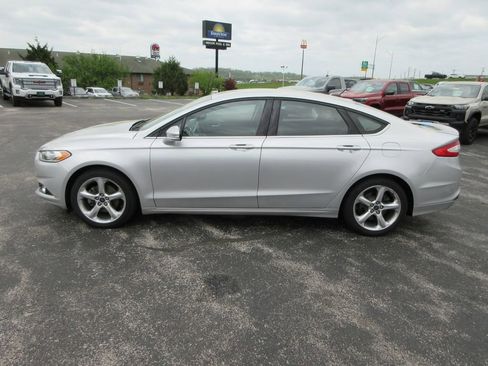 Used 2016 Ford Fusion SE w/ Equipment Group 201A image 2