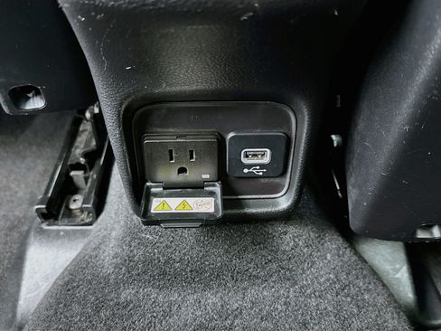 Used 2018 Jeep Compass Latitude w/ Popular Equipment Group FWD image 16