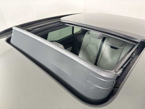 Certified 2025 Porsche Macan Electric image 20