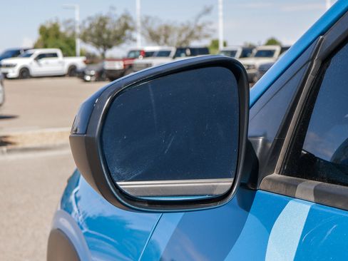 Used 2025 Chevrolet Trax RS FWD image 17